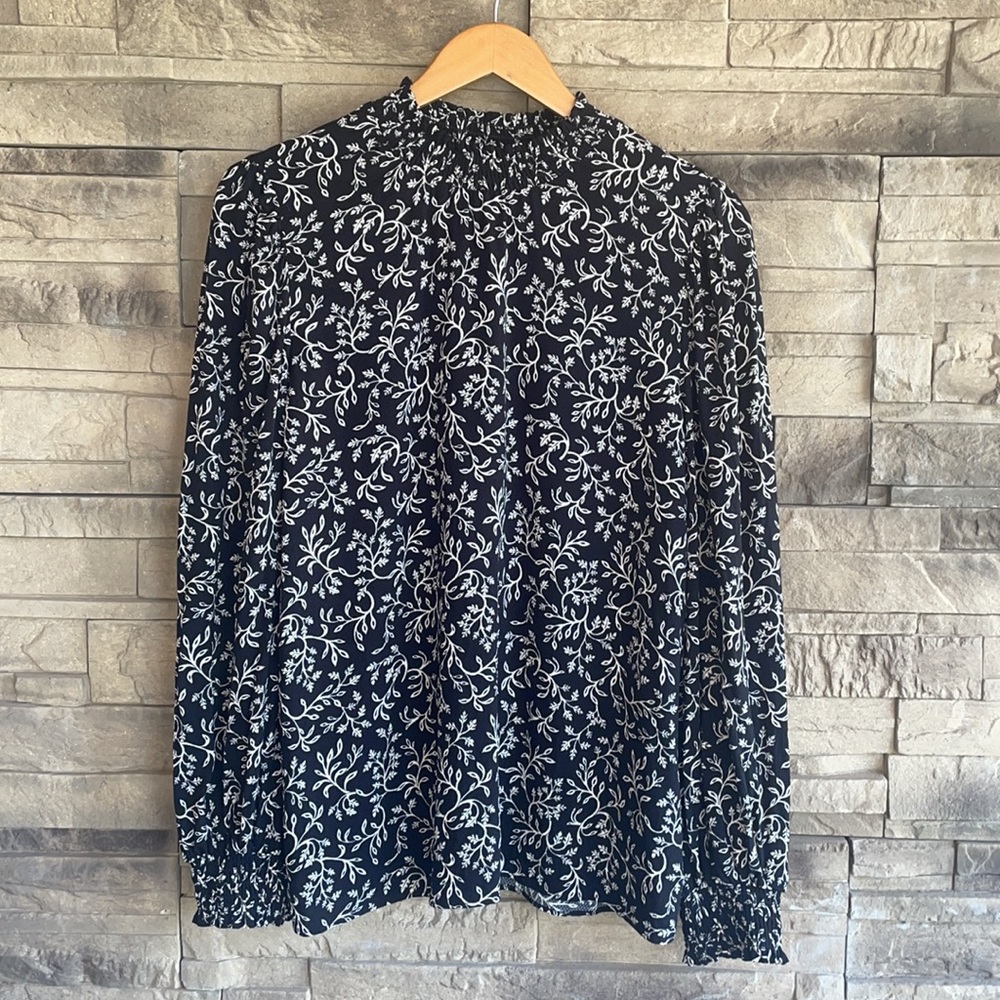 🖤Reitman’s Classy Black & White Blouse XL